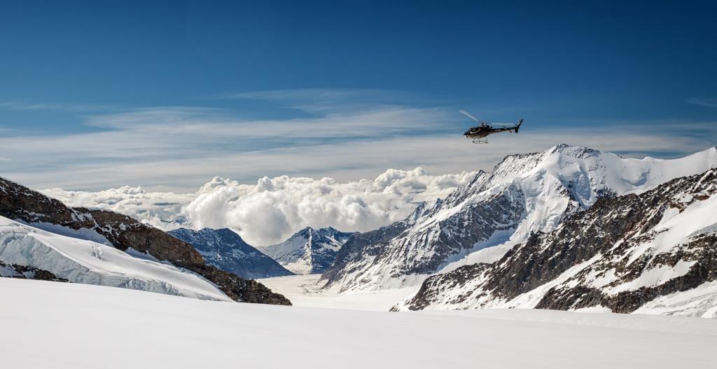 スイス山岳風景とヘリ