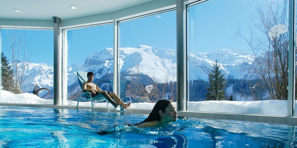 スイスのホテルの屋内プール