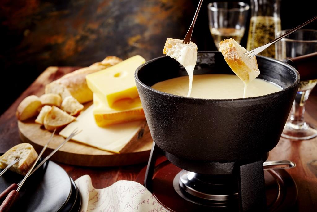 スイス名物料理のひとつ、チーズフォンデュ
