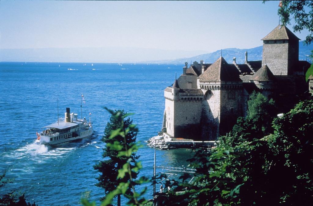 スイスの湖船とシヨン城