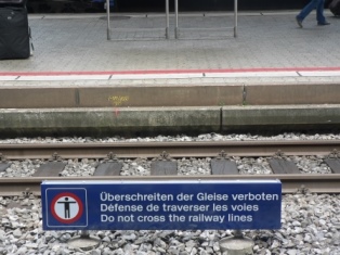 スイスの駅標識～横断禁止