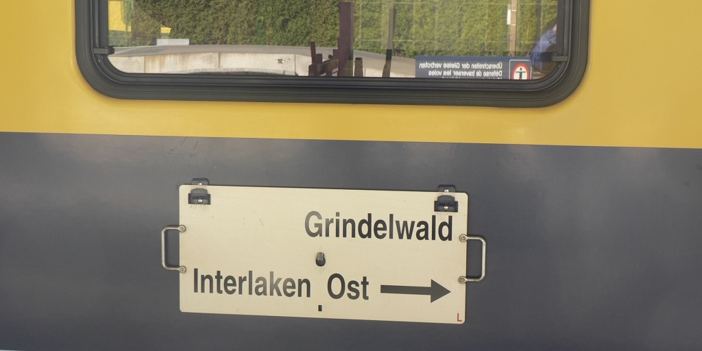 スイスの列車～行先案内板