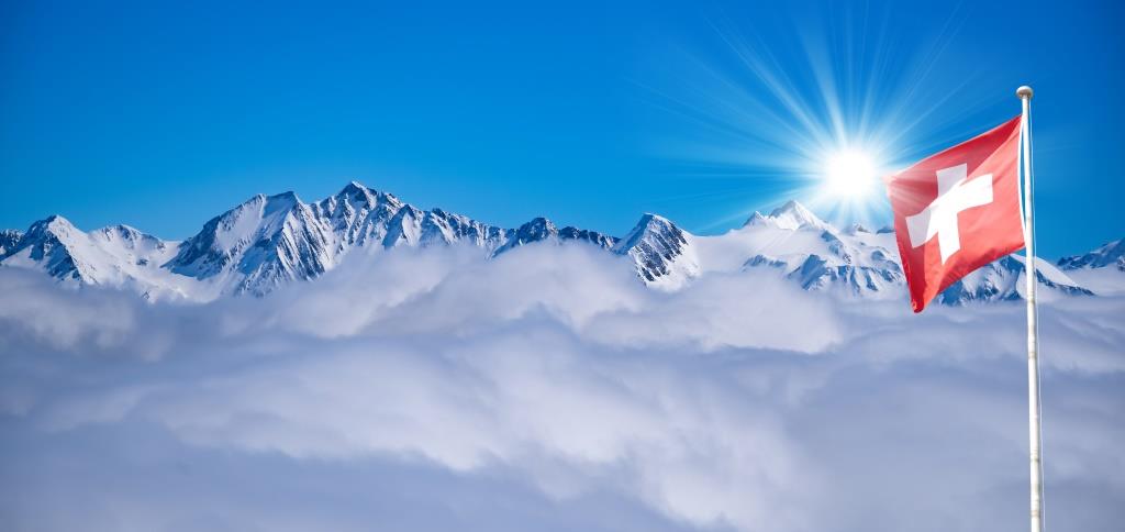 冬のスイスアルプスと太陽